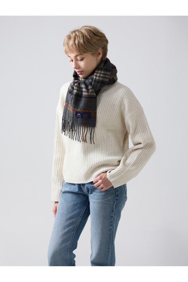 메리노울 숄 머플러 50cm - 트루맨 차콜 브릭은 부드러운 메리노울 소재로 제작되어 가을, 겨울철 따뜻함을 선사하는 머플러입니다. 얇은 두께감과 50cm 너비로 다양한 스타일 연출이 가능하며, 숄 스타일 디자인으로 우아함을 더했습니다. 차콜과 브릭 컬러의 조화로운 체크 패턴은 클래식하면서도 세련된 분위기를 연출하며, 프린지 디테일이 돋보입니다. 출근룩이나 모임룩에 포인트 아이템으로 활용하여 미니멀, 캐주얼 스타일 모두 소화할 수 있습니다.
