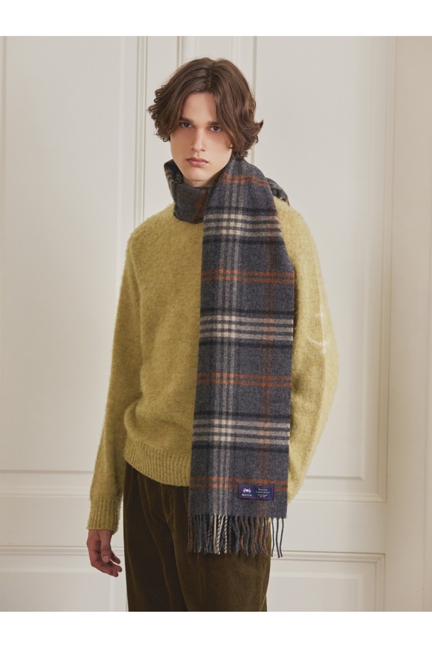 메리노울 숄 머플러 50cm - 트루맨 차콜 브릭은 부드러운 메리노울 소재로 제작되어 가을, 겨울철 따뜻함을 선사하는 머플러입니다. 얇은 두께감과 50cm 너비로 다양한 스타일 연출이 가능하며, 숄 스타일 디자인으로 우아함을 더했습니다. 차콜과 브릭 컬러의 조화로운 체크 패턴은 클래식하면서도 세련된 분위기를 연출하며, 프린지 디테일이 돋보입니다. 출근룩이나 모임룩에 포인트 아이템으로 활용하여 미니멀, 캐주얼 스타일 모두 소화할 수 있습니다.
