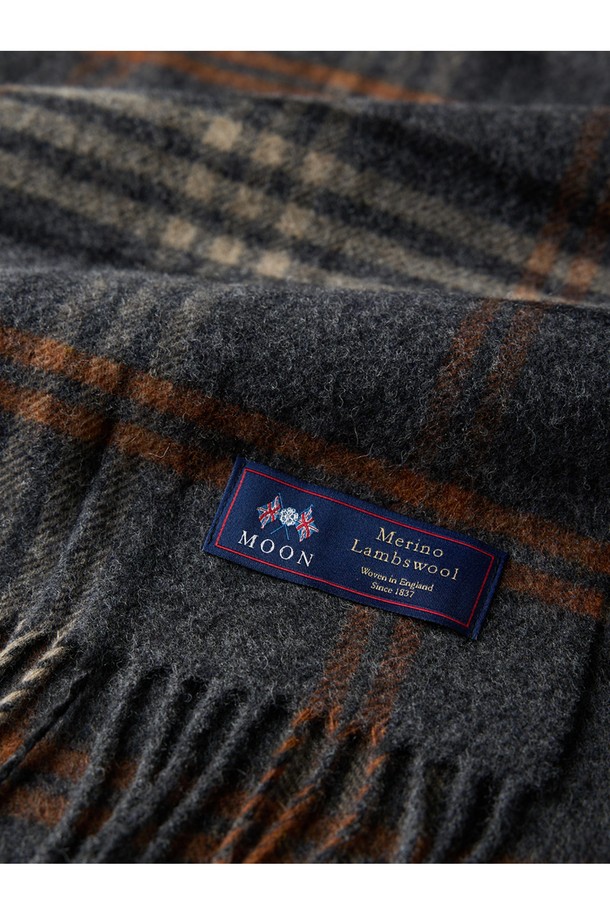 메리노울 숄 머플러 50cm - 트루맨 차콜 브릭은 부드러운 메리노울 소재로 제작되어 가을, 겨울철 따뜻함을 선사하는 머플러입니다. 얇은 두께감과 50cm 너비로 다양한 스타일 연출이 가능하며, 숄 스타일 디자인으로 우아함을 더했습니다. 차콜과 브릭 컬러의 조화로운 체크 패턴은 클래식하면서도 세련된 분위기를 연출하며, 프린지 디테일이 돋보입니다. 출근룩이나 모임룩에 포인트 아이템으로 활용하여 미니멀, 캐주얼 스타일 모두 소화할 수 있습니다.
