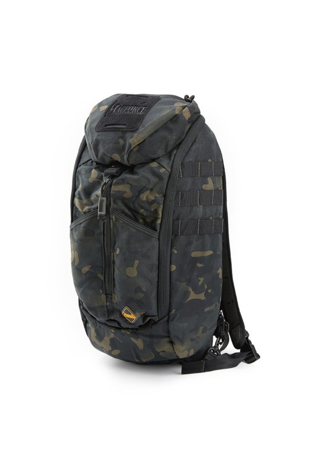 남성용 IMBS 파이오니아 백팩은 블랙 카모 패턴의 나일론 소재로 제작되었으며, 18L 미디엄 사이즈의 사각 형태를 갖췄습니다. 방수 기능과 사이즈 조절 기능이 있으며, MOLLE 시스템, 모듈형 디자인, 패널 오픈 기능, 메쉬 포켓, 다중 수납공간을 제공합니다. YKK 지퍼와 테플론 코팅, 군사 규격 하드웨어를 사용하여 내구성을 높였으며, 일상, 여행, 하이킹, 아웃도어 활동에 적합합니다.
