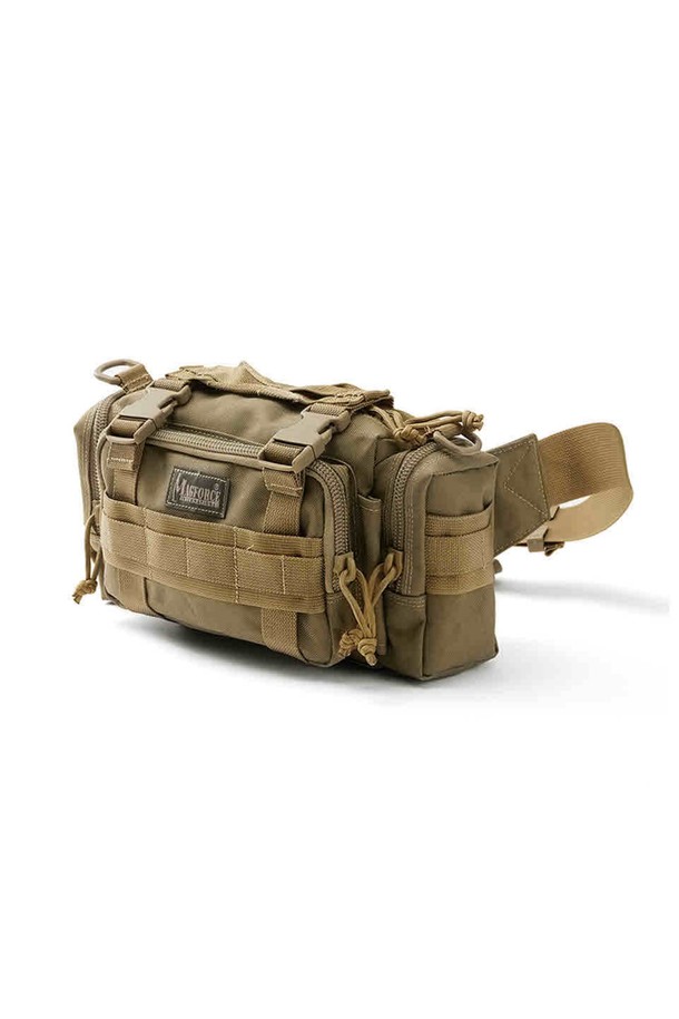 프로테우스 웨이스트백 - 카키는 6L 미디엄 사이즈의 남성용 웨이스트백입니다. 카키, 블랙, 폴리지, 디지털 폴리지 카모 등 다양한 색상으로 출시되었으며, 1050D 발리스틱 나일론 원단과 방수 코팅으로 제작되어 튼튼하고 기능적인 내구성을 자랑합니다. MOLLE 시스템, 태블릿 수납 공간, 다용도 포켓, 탈부착 가능한 숄더 스트랩을 갖춰 여행룩, 캠핑룩과 같은 아웃도어 활동은 물론, 캐주얼, 고프코어, 워크웨어 스타일에도 잘 어울립니다. 군용 사양 YKK 지퍼와 버클 디자인, 사각 모양으로 밀리터리, 일상 등 다양한 용도로 활용 가능하며, 경량 설계로 편안한 착용감을 제공합니다.
