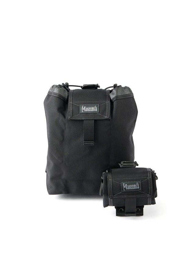 폴딩 메가 덤프 파우치 - 블랙은 남성용 가방으로, 미디엄 사이즈의 블랙 컬러 무지 디자인입니다. 나일론 소재로 제작되어 방수 기능을 갖췄으며, 접이식으로 휴대성을 높였습니다. 벨크로 잠금 방식과 MOLLE 시스템 호환, 드레인홀, 힙벨트 부착 가능 등 다양한 특징을 갖춰 하이킹, 피싱, 캠핑 등 아웃도어 활동에 적합합니다. 미니멀, 고프코어, 캐주얼 스타일의 캠핑룩, 여행룩, 등산룩에 매치하여 활용할 수 있습니다.
