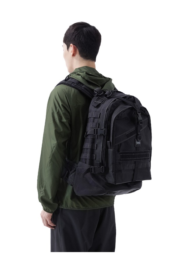 견고한 나일론 소재의 벌쳐2 3Day 백팩 - 블랙은 밀리터리 및 스포티한 스타일을 자랑합니다. 3중 레이어 구조에 방수, 생활 방수 기능을 갖춰 여행, 일상, 하이킹, 백패킹 등 다양한 용도로 활용 가능하며, MOLLE 시스템, 압축 스트랩, 다수 수납공간, 어드민 패널, 하이드레이션 슬리브 등 실용적인 기능들을 제공합니다. 넉넉한 라지 사이즈에 지퍼형 및 벨크로형 잠금 방식, 배낭끈 패딩과 허리벨트를 갖춘 사각형 디자인 백팩입니다.
