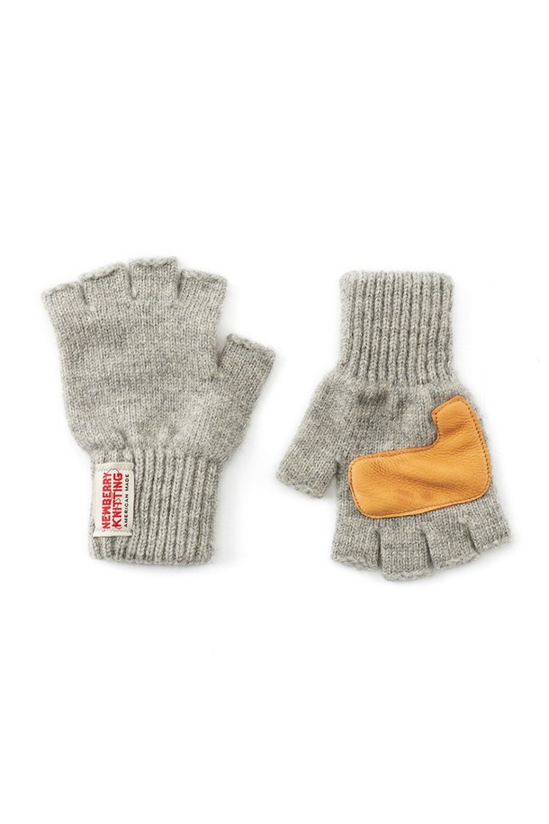 사슴가죽 핑거리스 장갑 - 그레이는 캐주얼, 클래식, 미니멀 스타일을 즐기는 남녀 모두에게 적합한 겨울철 필수 아이템입니다. 부드러운 촉감의 울 85%, 나일론 15% 혼방 니트 소재에 손바닥 부분은 사슴가죽으로 덧대어 뛰어난 그립감과 보온성을 제공합니다. 핑거리스 디자인과 가죽 패치의 세련된 조화는 겨울 데일리룩, 산책룩, 여행룩 등 다양한 TPO에 활용하기 좋습니다. 두꺼운 두께감으로 따뜻함을 더하며, 프리미엄 패키지에 담겨 소중한 사람에게 선물하기에도 좋습니다. 그레이, 네이비, 차콜 3가지 컬러로 출시되었습니다.
