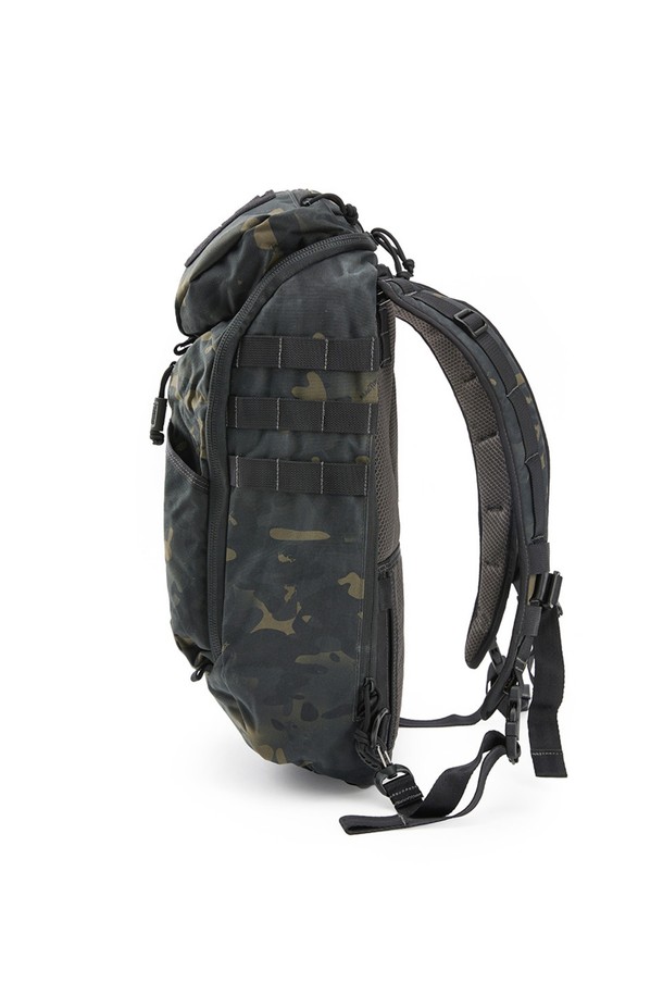 남성용 IMBS 파이오니아 백팩은 블랙 카모 패턴의 나일론 소재로 제작되었으며, 18L 미디엄 사이즈의 사각 형태를 갖췄습니다. 방수 기능과 사이즈 조절 기능이 있으며, MOLLE 시스템, 모듈형 디자인, 패널 오픈 기능, 메쉬 포켓, 다중 수납공간을 제공합니다. YKK 지퍼와 테플론 코팅, 군사 규격 하드웨어를 사용하여 내구성을 높였으며, 일상, 여행, 하이킹, 아웃도어 활동에 적합합니다.
