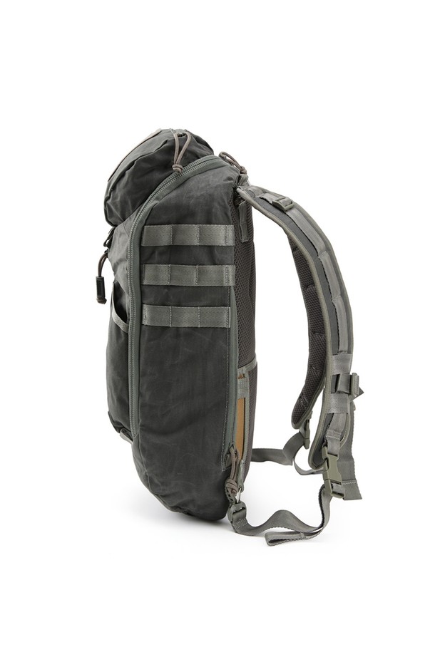 IMBS 파이오니아 백팩 - 왁스 블랙 색상으로, 일상, 하이킹, 여행 등 다양한 용도에 적합합니다. 방수 기능과 넉넉한 수납공간을 갖춘 이 남성용 미디엄 사이즈 백팩은 나일론 소재로 제작되었으며, 사각 형태에 버클형 디자인 장식이 돋보입니다. 지퍼형, 버클형, 벨크로형 잠금방식과 교체식 모듈 시스템, 패널 오픈형, 물주머니 수납, 측면 포켓 등 다양한 특징을 제공합니다.
