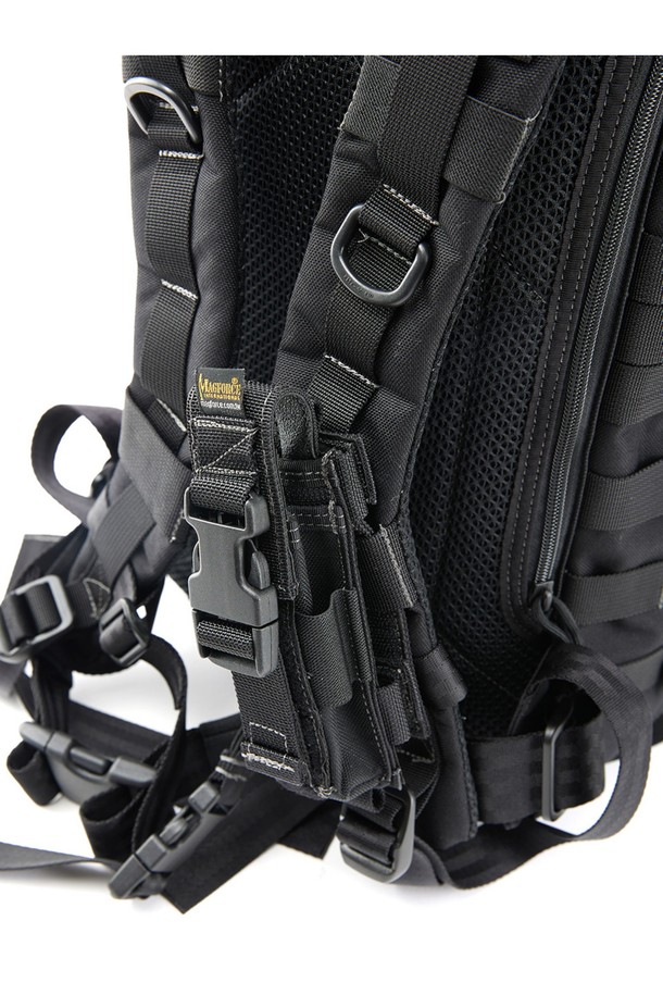 제트 플래시라이트 파우치 - 블랙은 남성용 파우치로, 여행, 휴가, 캠핑룩에 잘 어울리는 미니멀, 클래식, 고프코어 스타일의 제품입니다. 1050 데니어 발리스틱 나일론 외부와 420 데니어 발리스틱 나일론 내부를 사용하여 내구성을 높였습니다. YKK 10RC 라켓 코일 지퍼와 두라플렉스 로우 사운드 스텔스 버클, 부식 방지 처리된 버튼 및 벨크로 몰리타이 부착 시스템을 갖춰 기능성을 더했습니다. 방수 기능과 몰리 시스템을 활용한 모듈화, 다양한 장비와의 호환성을 제공하며, 버클형 및 지퍼형 잠금 방식으로 안전하게 소지품을 보관할 수 있습니다. 사냥, 낚시, 촬영 등 다양한 용도로 활용 가능합니다.
