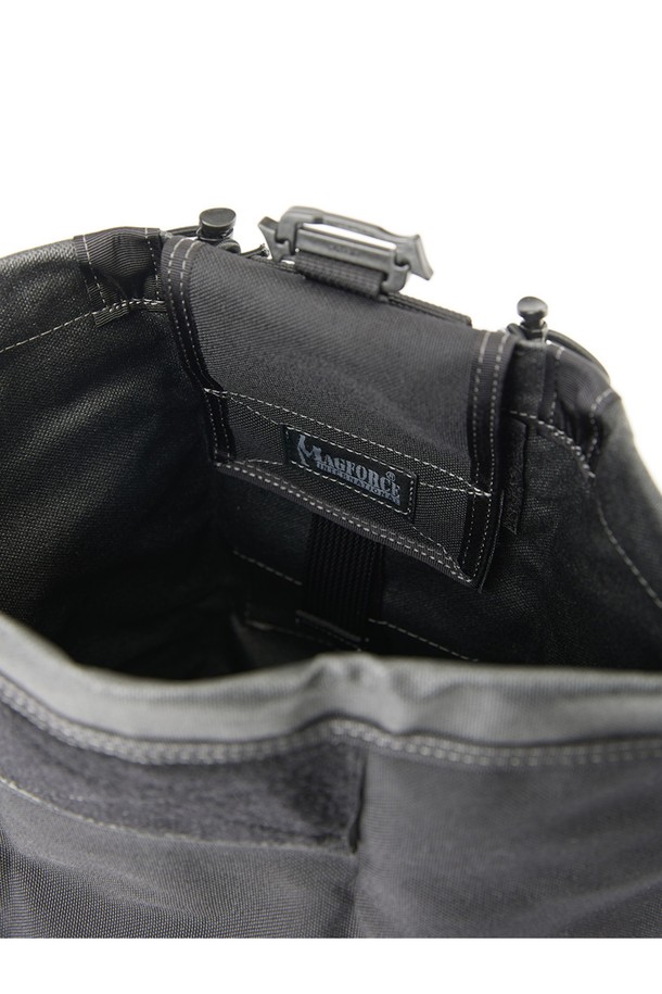 폴딩 메가 덤프 파우치 - 블랙은 남성용 가방으로, 미디엄 사이즈의 블랙 컬러 무지 디자인입니다. 나일론 소재로 제작되어 방수 기능을 갖췄으며, 접이식으로 휴대성을 높였습니다. 벨크로 잠금 방식과 MOLLE 시스템 호환, 드레인홀, 힙벨트 부착 가능 등 다양한 특징을 갖춰 하이킹, 피싱, 캠핑 등 아웃도어 활동에 적합합니다. 미니멀, 고프코어, 캐주얼 스타일의 캠핑룩, 여행룩, 등산룩에 매치하여 활용할 수 있습니다.
