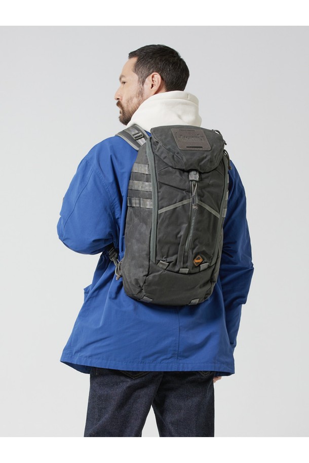 IMBS 파이오니아 백팩 - 왁스 블랙 색상으로, 일상, 하이킹, 여행 등 다양한 용도에 적합합니다. 방수 기능과 넉넉한 수납공간을 갖춘 이 남성용 미디엄 사이즈 백팩은 나일론 소재로 제작되었으며, 사각 형태에 버클형 디자인 장식이 돋보입니다. 지퍼형, 버클형, 벨크로형 잠금방식과 교체식 모듈 시스템, 패널 오픈형, 물주머니 수납, 측면 포켓 등 다양한 특징을 제공합니다.
