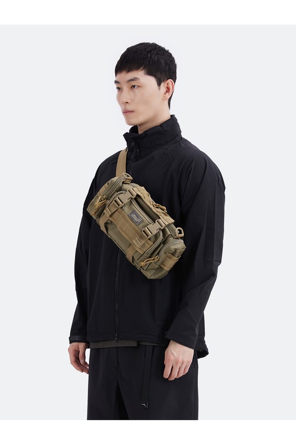 프로테우스 웨이스트백 - 카키는 6L 미디엄 사이즈의 남성용 웨이스트백입니다. 카키, 블랙, 폴리지, 디지털 폴리지 카모 등 다양한 색상으로 출시되었으며, 1050D 발리스틱 나일론 원단과 방수 코팅으로 제작되어 튼튼하고 기능적인 내구성을 자랑합니다. MOLLE 시스템, 태블릿 수납 공간, 다용도 포켓, 탈부착 가능한 숄더 스트랩을 갖춰 여행룩, 캠핑룩과 같은 아웃도어 활동은 물론, 캐주얼, 고프코어, 워크웨어 스타일에도 잘 어울립니다. 군용 사양 YKK 지퍼와 버클 디자인, 사각 모양으로 밀리터리, 일상 등 다양한 용도로 활용 가능하며, 경량 설계로 편안한 착용감을 제공합니다.
