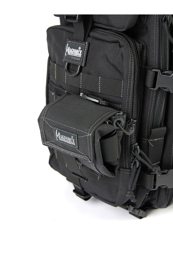 폴딩 메가 덤프 파우치 - 블랙은 남성용 가방으로, 미디엄 사이즈의 블랙 컬러 무지 디자인입니다. 나일론 소재로 제작되어 방수 기능을 갖췄으며, 접이식으로 휴대성을 높였습니다. 벨크로 잠금 방식과 MOLLE 시스템 호환, 드레인홀, 힙벨트 부착 가능 등 다양한 특징을 갖춰 하이킹, 피싱, 캠핑 등 아웃도어 활동에 적합합니다. 미니멀, 고프코어, 캐주얼 스타일의 캠핑룩, 여행룩, 등산룩에 매치하여 활용할 수 있습니다.
