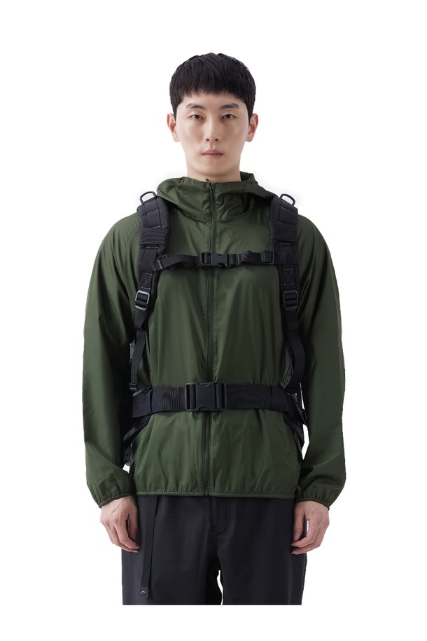 견고한 나일론 소재의 벌쳐2 3Day 백팩 - 블랙은 밀리터리 및 스포티한 스타일을 자랑합니다. 3중 레이어 구조에 방수, 생활 방수 기능을 갖춰 여행, 일상, 하이킹, 백패킹 등 다양한 용도로 활용 가능하며, MOLLE 시스템, 압축 스트랩, 다수 수납공간, 어드민 패널, 하이드레이션 슬리브 등 실용적인 기능들을 제공합니다. 넉넉한 라지 사이즈에 지퍼형 및 벨크로형 잠금 방식, 배낭끈 패딩과 허리벨트를 갖춘 사각형 디자인 백팩입니다.
