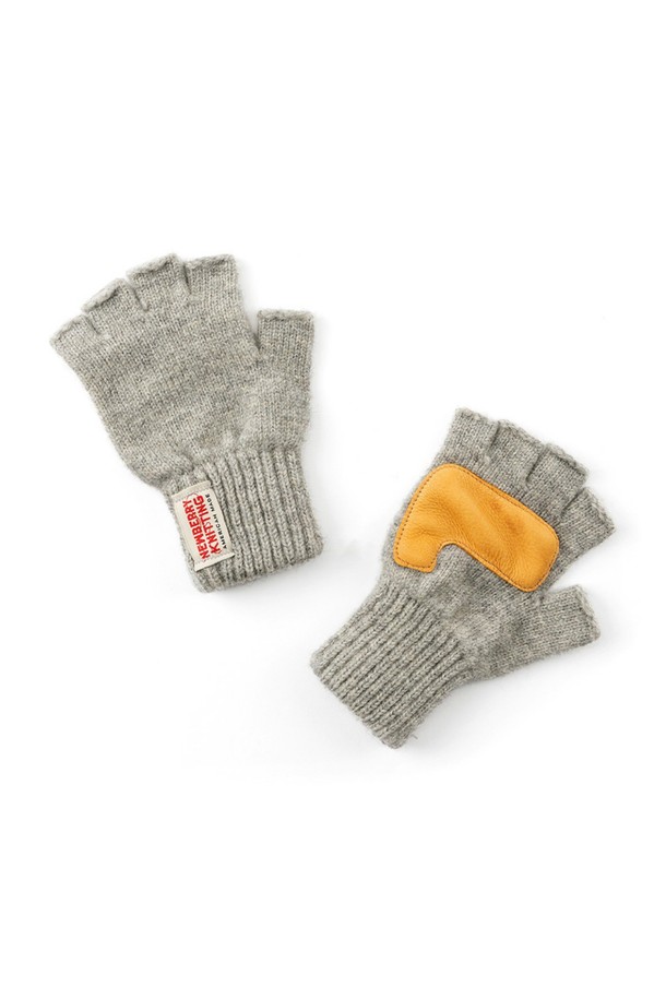 사슴가죽 핑거리스 장갑 - 그레이는 캐주얼, 클래식, 미니멀 스타일을 즐기는 남녀 모두에게 적합한 겨울철 필수 아이템입니다. 부드러운 촉감의 울 85%, 나일론 15% 혼방 니트 소재에 손바닥 부분은 사슴가죽으로 덧대어 뛰어난 그립감과 보온성을 제공합니다. 핑거리스 디자인과 가죽 패치의 세련된 조화는 겨울 데일리룩, 산책룩, 여행룩 등 다양한 TPO에 활용하기 좋습니다. 두꺼운 두께감으로 따뜻함을 더하며, 프리미엄 패키지에 담겨 소중한 사람에게 선물하기에도 좋습니다. 그레이, 네이비, 차콜 3가지 컬러로 출시되었습니다.
