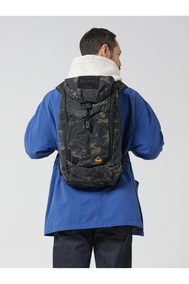 남성용 IMBS 파이오니아 백팩은 블랙 카모 패턴의 나일론 소재로 제작되었으며, 18L 미디엄 사이즈의 사각 형태를 갖췄습니다. 방수 기능과 사이즈 조절 기능이 있으며, MOLLE 시스템, 모듈형 디자인, 패널 오픈 기능, 메쉬 포켓, 다중 수납공간을 제공합니다. YKK 지퍼와 테플론 코팅, 군사 규격 하드웨어를 사용하여 내구성을 높였으며, 일상, 여행, 하이킹, 아웃도어 활동에 적합합니다.
