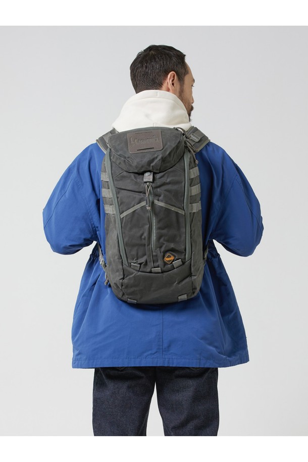 IMBS 파이오니아 백팩 - 왁스 블랙 색상으로, 일상, 하이킹, 여행 등 다양한 용도에 적합합니다. 방수 기능과 넉넉한 수납공간을 갖춘 이 남성용 미디엄 사이즈 백팩은 나일론 소재로 제작되었으며, 사각 형태에 버클형 디자인 장식이 돋보입니다. 지퍼형, 버클형, 벨크로형 잠금방식과 교체식 모듈 시스템, 패널 오픈형, 물주머니 수납, 측면 포켓 등 다양한 특징을 제공합니다.
