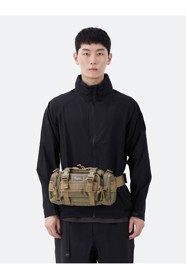 프로테우스 웨이스트백 - 카키는 6L 미디엄 사이즈의 남성용 웨이스트백입니다. 카키, 블랙, 폴리지, 디지털 폴리지 카모 등 다양한 색상으로 출시되었으며, 1050D 발리스틱 나일론 원단과 방수 코팅으로 제작되어 튼튼하고 기능적인 내구성을 자랑합니다. MOLLE 시스템, 태블릿 수납 공간, 다용도 포켓, 탈부착 가능한 숄더 스트랩을 갖춰 여행룩, 캠핑룩과 같은 아웃도어 활동은 물론, 캐주얼, 고프코어, 워크웨어 스타일에도 잘 어울립니다. 군용 사양 YKK 지퍼와 버클 디자인, 사각 모양으로 밀리터리, 일상 등 다양한 용도로 활용 가능하며, 경량 설계로 편안한 착용감을 제공합니다.
