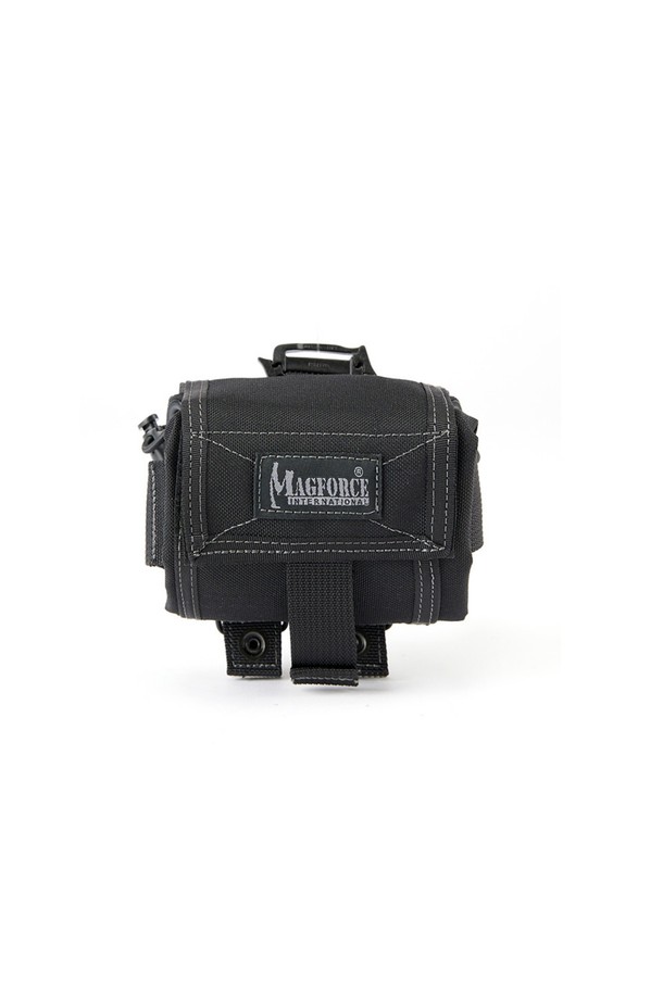 폴딩 메가 덤프 파우치 - 블랙은 남성용 가방으로, 미디엄 사이즈의 블랙 컬러 무지 디자인입니다. 나일론 소재로 제작되어 방수 기능을 갖췄으며, 접이식으로 휴대성을 높였습니다. 벨크로 잠금 방식과 MOLLE 시스템 호환, 드레인홀, 힙벨트 부착 가능 등 다양한 특징을 갖춰 하이킹, 피싱, 캠핑 등 아웃도어 활동에 적합합니다. 미니멀, 고프코어, 캐주얼 스타일의 캠핑룩, 여행룩, 등산룩에 매치하여 활용할 수 있습니다.
