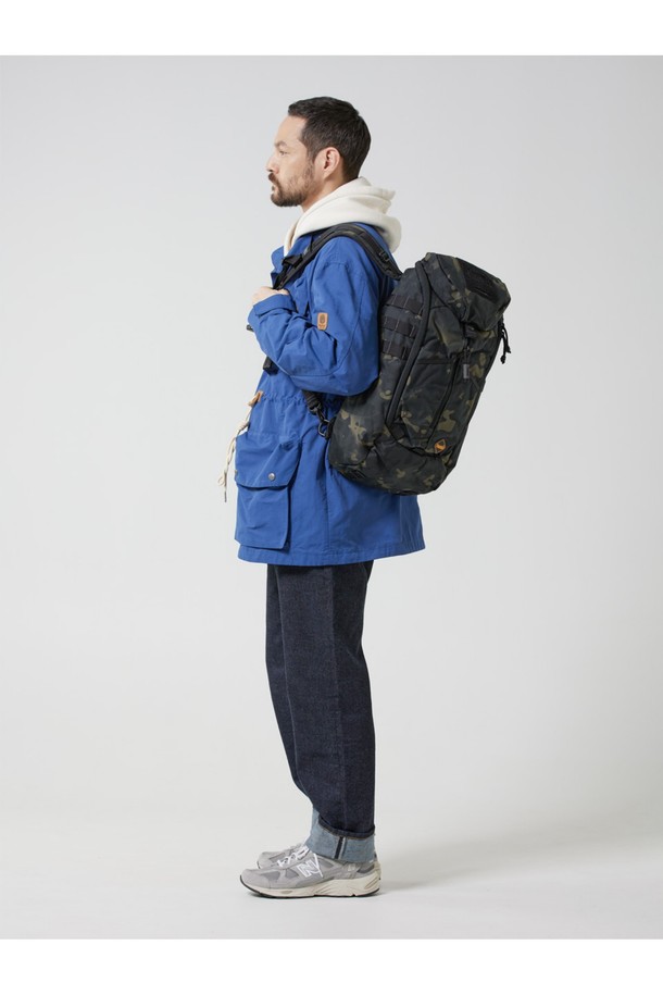 남성용 IMBS 파이오니아 백팩은 블랙 카모 패턴의 나일론 소재로 제작되었으며, 18L 미디엄 사이즈의 사각 형태를 갖췄습니다. 방수 기능과 사이즈 조절 기능이 있으며, MOLLE 시스템, 모듈형 디자인, 패널 오픈 기능, 메쉬 포켓, 다중 수납공간을 제공합니다. YKK 지퍼와 테플론 코팅, 군사 규격 하드웨어를 사용하여 내구성을 높였으며, 일상, 여행, 하이킹, 아웃도어 활동에 적합합니다.
