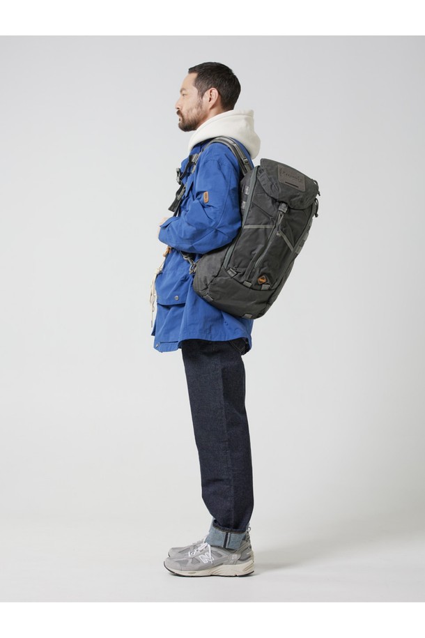 IMBS 파이오니아 백팩 - 왁스 블랙 색상으로, 일상, 하이킹, 여행 등 다양한 용도에 적합합니다. 방수 기능과 넉넉한 수납공간을 갖춘 이 남성용 미디엄 사이즈 백팩은 나일론 소재로 제작되었으며, 사각 형태에 버클형 디자인 장식이 돋보입니다. 지퍼형, 버클형, 벨크로형 잠금방식과 교체식 모듈 시스템, 패널 오픈형, 물주머니 수납, 측면 포켓 등 다양한 특징을 제공합니다.
