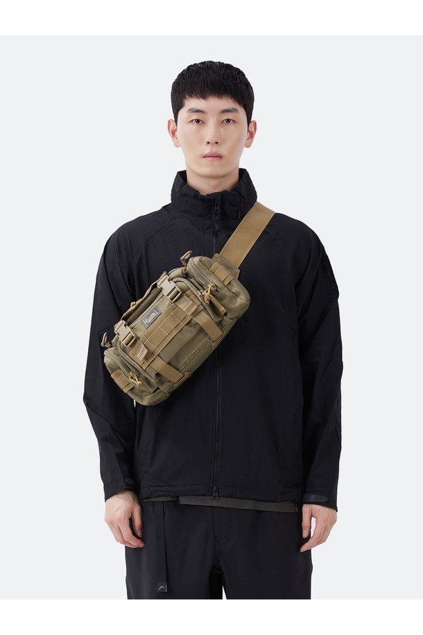 프로테우스 웨이스트백 - 카키는 6L 미디엄 사이즈의 남성용 웨이스트백입니다. 카키, 블랙, 폴리지, 디지털 폴리지 카모 등 다양한 색상으로 출시되었으며, 1050D 발리스틱 나일론 원단과 방수 코팅으로 제작되어 튼튼하고 기능적인 내구성을 자랑합니다. MOLLE 시스템, 태블릿 수납 공간, 다용도 포켓, 탈부착 가능한 숄더 스트랩을 갖춰 여행룩, 캠핑룩과 같은 아웃도어 활동은 물론, 캐주얼, 고프코어, 워크웨어 스타일에도 잘 어울립니다. 군용 사양 YKK 지퍼와 버클 디자인, 사각 모양으로 밀리터리, 일상 등 다양한 용도로 활용 가능하며, 경량 설계로 편안한 착용감을 제공합니다.
