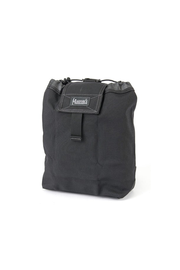 폴딩 메가 덤프 파우치 - 블랙은 남성용 가방으로, 미디엄 사이즈의 블랙 컬러 무지 디자인입니다. 나일론 소재로 제작되어 방수 기능을 갖췄으며, 접이식으로 휴대성을 높였습니다. 벨크로 잠금 방식과 MOLLE 시스템 호환, 드레인홀, 힙벨트 부착 가능 등 다양한 특징을 갖춰 하이킹, 피싱, 캠핑 등 아웃도어 활동에 적합합니다. 미니멀, 고프코어, 캐주얼 스타일의 캠핑룩, 여행룩, 등산룩에 매치하여 활용할 수 있습니다.
