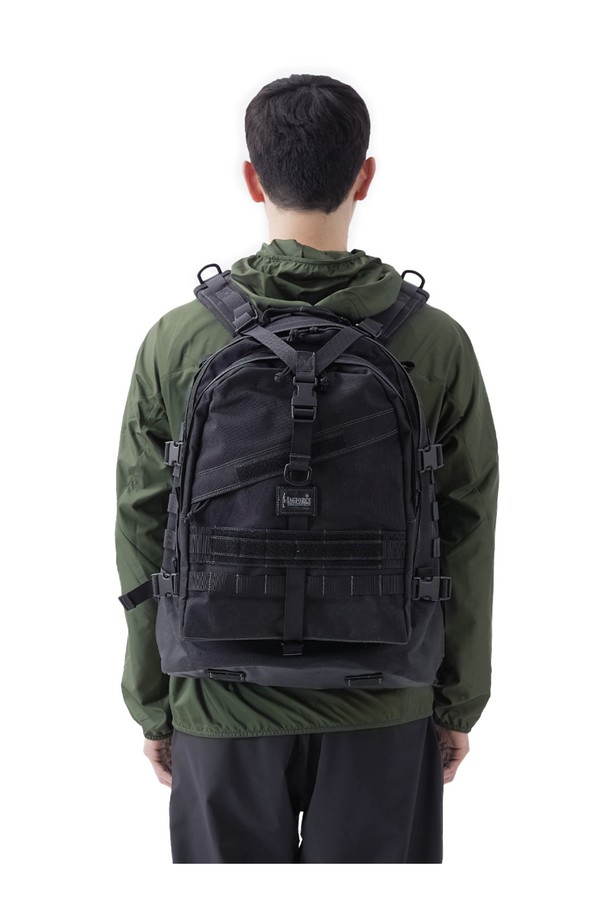 견고한 나일론 소재의 벌쳐2 3Day 백팩 - 블랙은 밀리터리 및 스포티한 스타일을 자랑합니다. 3중 레이어 구조에 방수, 생활 방수 기능을 갖춰 여행, 일상, 하이킹, 백패킹 등 다양한 용도로 활용 가능하며, MOLLE 시스템, 압축 스트랩, 다수 수납공간, 어드민 패널, 하이드레이션 슬리브 등 실용적인 기능들을 제공합니다. 넉넉한 라지 사이즈에 지퍼형 및 벨크로형 잠금 방식, 배낭끈 패딩과 허리벨트를 갖춘 사각형 디자인 백팩입니다.
