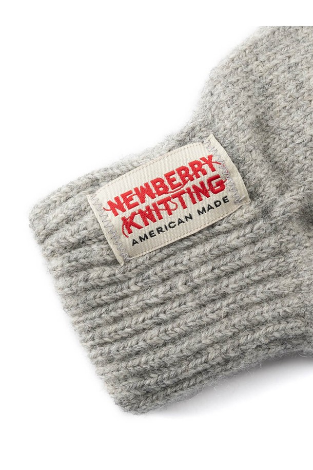 사슴가죽 핑거리스 장갑 - 그레이는 캐주얼, 클래식, 미니멀 스타일을 즐기는 남녀 모두에게 적합한 겨울철 필수 아이템입니다. 부드러운 촉감의 울 85%, 나일론 15% 혼방 니트 소재에 손바닥 부분은 사슴가죽으로 덧대어 뛰어난 그립감과 보온성을 제공합니다. 핑거리스 디자인과 가죽 패치의 세련된 조화는 겨울 데일리룩, 산책룩, 여행룩 등 다양한 TPO에 활용하기 좋습니다. 두꺼운 두께감으로 따뜻함을 더하며, 프리미엄 패키지에 담겨 소중한 사람에게 선물하기에도 좋습니다. 그레이, 네이비, 차콜 3가지 컬러로 출시되었습니다.
