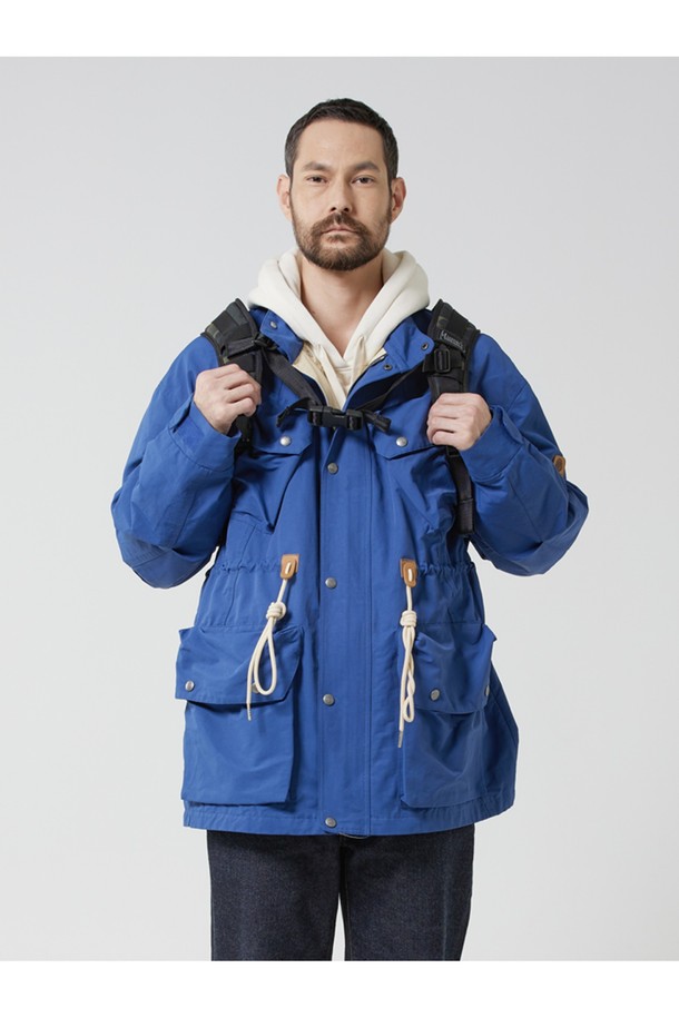 남성용 IMBS 파이오니아 백팩은 블랙 카모 패턴의 나일론 소재로 제작되었으며, 18L 미디엄 사이즈의 사각 형태를 갖췄습니다. 방수 기능과 사이즈 조절 기능이 있으며, MOLLE 시스템, 모듈형 디자인, 패널 오픈 기능, 메쉬 포켓, 다중 수납공간을 제공합니다. YKK 지퍼와 테플론 코팅, 군사 규격 하드웨어를 사용하여 내구성을 높였으며, 일상, 여행, 하이킹, 아웃도어 활동에 적합합니다.
