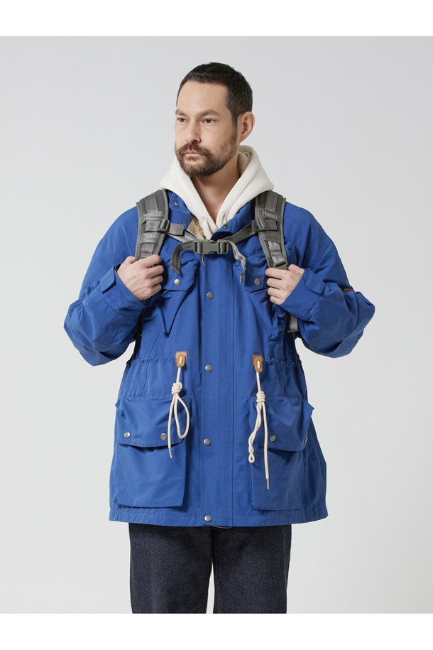 IMBS 파이오니아 백팩 - 왁스 블랙 색상으로, 일상, 하이킹, 여행 등 다양한 용도에 적합합니다. 방수 기능과 넉넉한 수납공간을 갖춘 이 남성용 미디엄 사이즈 백팩은 나일론 소재로 제작되었으며, 사각 형태에 버클형 디자인 장식이 돋보입니다. 지퍼형, 버클형, 벨크로형 잠금방식과 교체식 모듈 시스템, 패널 오픈형, 물주머니 수납, 측면 포켓 등 다양한 특징을 제공합니다.
