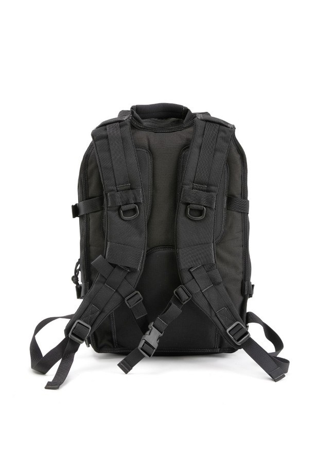 해리어 랩탑 백팩 - 블랙은 남성용 백팩으로, 여행룩, 캐주얼, 고프코어, 워크웨어 스타일에 완벽하게 어울립니다. 튼튼한 나일론 소재에 밀리터리 패턴과 버클 디자인을 적용하여 세련된 멋을 더했습니다. 라지 사이즈로 넉넉한 수납공간을 제공하며, 방수 및 생활 방수 기능으로 궂은 날씨에도 안심하고 사용할 수 있습니다. 노트북 수납공간, 다층 구조, MOLLE 시스템, 인체공학적 어깨끈, 확장형 디자인, 퀵 액세스 포켓, 탈부착 상단 파우치 등 다양한 기능으로 실용성을 높였습니다. 지퍼형 및 버클형 잠금 방식으로 소지품을 안전하게 보호하며, 일상, 여행, 하이킹, 백패킹 등 다양한 용도로 활용 가능합니다.
