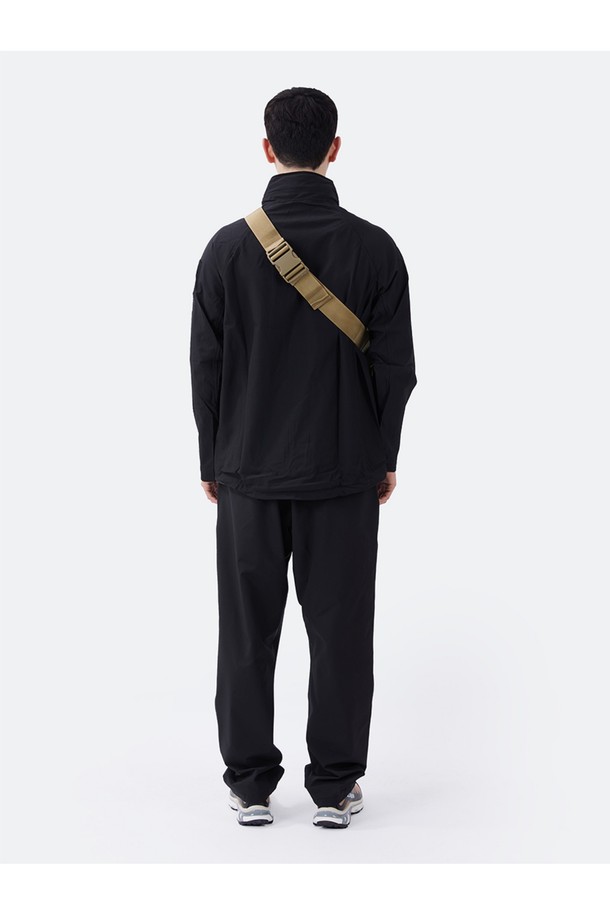 프로테우스 웨이스트백 - 카키는 6L 미디엄 사이즈의 남성용 웨이스트백입니다. 카키, 블랙, 폴리지, 디지털 폴리지 카모 등 다양한 색상으로 출시되었으며, 1050D 발리스틱 나일론 원단과 방수 코팅으로 제작되어 튼튼하고 기능적인 내구성을 자랑합니다. MOLLE 시스템, 태블릿 수납 공간, 다용도 포켓, 탈부착 가능한 숄더 스트랩을 갖춰 여행룩, 캠핑룩과 같은 아웃도어 활동은 물론, 캐주얼, 고프코어, 워크웨어 스타일에도 잘 어울립니다. 군용 사양 YKK 지퍼와 버클 디자인, 사각 모양으로 밀리터리, 일상 등 다양한 용도로 활용 가능하며, 경량 설계로 편안한 착용감을 제공합니다.
