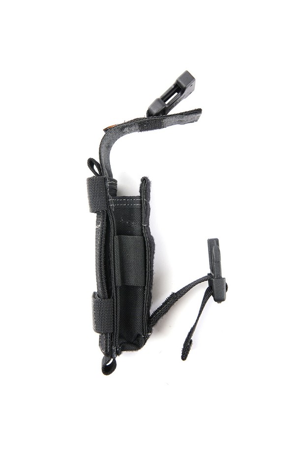 제트 플래시라이트 파우치 - 블랙은 남성용 파우치로, 여행, 휴가, 캠핑룩에 잘 어울리는 미니멀, 클래식, 고프코어 스타일의 제품입니다. 1050 데니어 발리스틱 나일론 외부와 420 데니어 발리스틱 나일론 내부를 사용하여 내구성을 높였습니다. YKK 10RC 라켓 코일 지퍼와 두라플렉스 로우 사운드 스텔스 버클, 부식 방지 처리된 버튼 및 벨크로 몰리타이 부착 시스템을 갖춰 기능성을 더했습니다. 방수 기능과 몰리 시스템을 활용한 모듈화, 다양한 장비와의 호환성을 제공하며, 버클형 및 지퍼형 잠금 방식으로 안전하게 소지품을 보관할 수 있습니다. 사냥, 낚시, 촬영 등 다양한 용도로 활용 가능합니다.
