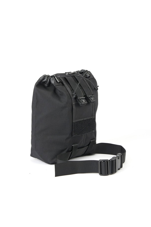 폴딩 메가 덤프 파우치 - 블랙은 남성용 가방으로, 미디엄 사이즈의 블랙 컬러 무지 디자인입니다. 나일론 소재로 제작되어 방수 기능을 갖췄으며, 접이식으로 휴대성을 높였습니다. 벨크로 잠금 방식과 MOLLE 시스템 호환, 드레인홀, 힙벨트 부착 가능 등 다양한 특징을 갖춰 하이킹, 피싱, 캠핑 등 아웃도어 활동에 적합합니다. 미니멀, 고프코어, 캐주얼 스타일의 캠핑룩, 여행룩, 등산룩에 매치하여 활용할 수 있습니다.
