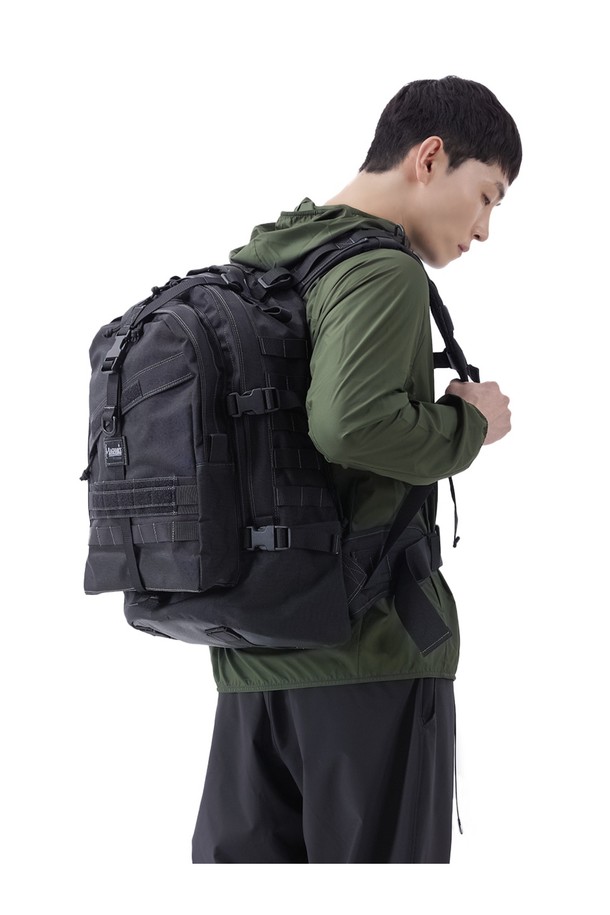 견고한 나일론 소재의 벌쳐2 3Day 백팩 - 블랙은 밀리터리 및 스포티한 스타일을 자랑합니다. 3중 레이어 구조에 방수, 생활 방수 기능을 갖춰 여행, 일상, 하이킹, 백패킹 등 다양한 용도로 활용 가능하며, MOLLE 시스템, 압축 스트랩, 다수 수납공간, 어드민 패널, 하이드레이션 슬리브 등 실용적인 기능들을 제공합니다. 넉넉한 라지 사이즈에 지퍼형 및 벨크로형 잠금 방식, 배낭끈 패딩과 허리벨트를 갖춘 사각형 디자인 백팩입니다.
