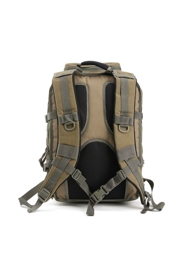 해리어 랩탑 백팩 - 카키 포리지 (Harrier Laptop Backpack - Khaki Porridge)는 일상, 여행, 아웃도어 활동에 적합한 남성용 백팩입니다. 튼튼한 나일론 소재에 카키 및 포리지 컬러를 사용하여 미니멀, 고프코어 스타일을 연출합니다. 17인치 노트북 수납이 가능하며, 3단 레이어 구조, MOLLE 시스템, 모듈형 수납 시스템, 다층 수납 구조를 갖춰 수납력을 극대화했습니다. 인체공학적 어깨끈과 버클, 벨크로 디자인 디테일로 편안함과 스타일을 모두 잡았습니다. 방수 기능과 사이즈 조절 기능을 통해 여행룩을 완성할 수 있습니다.
