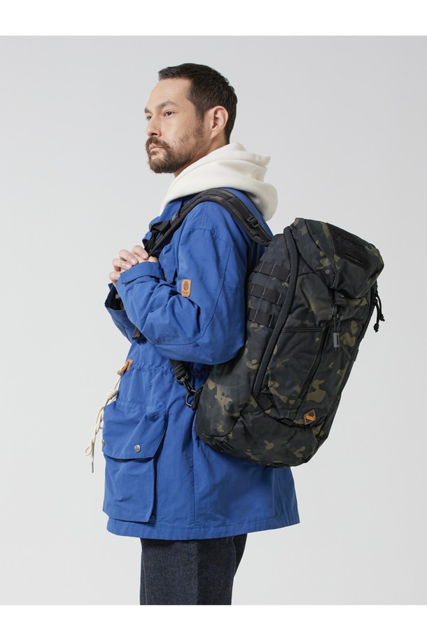 남성용 IMBS 파이오니아 백팩은 블랙 카모 패턴의 나일론 소재로 제작되었으며, 18L 미디엄 사이즈의 사각 형태를 갖췄습니다. 방수 기능과 사이즈 조절 기능이 있으며, MOLLE 시스템, 모듈형 디자인, 패널 오픈 기능, 메쉬 포켓, 다중 수납공간을 제공합니다. YKK 지퍼와 테플론 코팅, 군사 규격 하드웨어를 사용하여 내구성을 높였으며, 일상, 여행, 하이킹, 아웃도어 활동에 적합합니다.
