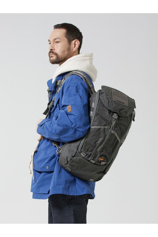 IMBS 파이오니아 백팩 - 왁스 블랙 색상으로, 일상, 하이킹, 여행 등 다양한 용도에 적합합니다. 방수 기능과 넉넉한 수납공간을 갖춘 이 남성용 미디엄 사이즈 백팩은 나일론 소재로 제작되었으며, 사각 형태에 버클형 디자인 장식이 돋보입니다. 지퍼형, 버클형, 벨크로형 잠금방식과 교체식 모듈 시스템, 패널 오픈형, 물주머니 수납, 측면 포켓 등 다양한 특징을 제공합니다.
