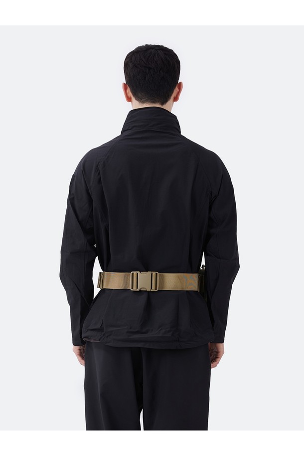 프로테우스 웨이스트백 - 카키는 6L 미디엄 사이즈의 남성용 웨이스트백입니다. 카키, 블랙, 폴리지, 디지털 폴리지 카모 등 다양한 색상으로 출시되었으며, 1050D 발리스틱 나일론 원단과 방수 코팅으로 제작되어 튼튼하고 기능적인 내구성을 자랑합니다. MOLLE 시스템, 태블릿 수납 공간, 다용도 포켓, 탈부착 가능한 숄더 스트랩을 갖춰 여행룩, 캠핑룩과 같은 아웃도어 활동은 물론, 캐주얼, 고프코어, 워크웨어 스타일에도 잘 어울립니다. 군용 사양 YKK 지퍼와 버클 디자인, 사각 모양으로 밀리터리, 일상 등 다양한 용도로 활용 가능하며, 경량 설계로 편안한 착용감을 제공합니다.
