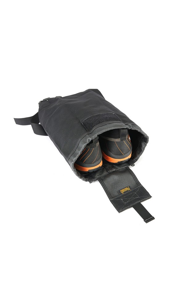 폴딩 메가 덤프 파우치 - 블랙은 남성용 가방으로, 미디엄 사이즈의 블랙 컬러 무지 디자인입니다. 나일론 소재로 제작되어 방수 기능을 갖췄으며, 접이식으로 휴대성을 높였습니다. 벨크로 잠금 방식과 MOLLE 시스템 호환, 드레인홀, 힙벨트 부착 가능 등 다양한 특징을 갖춰 하이킹, 피싱, 캠핑 등 아웃도어 활동에 적합합니다. 미니멀, 고프코어, 캐주얼 스타일의 캠핑룩, 여행룩, 등산룩에 매치하여 활용할 수 있습니다.
