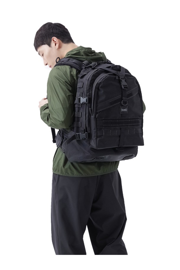 견고한 나일론 소재의 벌쳐2 3Day 백팩 - 블랙은 밀리터리 및 스포티한 스타일을 자랑합니다. 3중 레이어 구조에 방수, 생활 방수 기능을 갖춰 여행, 일상, 하이킹, 백패킹 등 다양한 용도로 활용 가능하며, MOLLE 시스템, 압축 스트랩, 다수 수납공간, 어드민 패널, 하이드레이션 슬리브 등 실용적인 기능들을 제공합니다. 넉넉한 라지 사이즈에 지퍼형 및 벨크로형 잠금 방식, 배낭끈 패딩과 허리벨트를 갖춘 사각형 디자인 백팩입니다.
