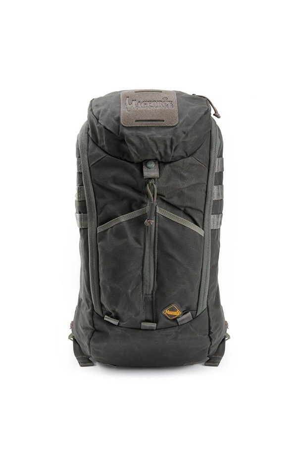 IMBS 파이오니아 백팩 - 왁스 블랙 색상으로, 일상, 하이킹, 여행 등 다양한 용도에 적합합니다. 방수 기능과 넉넉한 수납공간을 갖춘 이 남성용 미디엄 사이즈 백팩은 나일론 소재로 제작되었으며, 사각 형태에 버클형 디자인 장식이 돋보입니다. 지퍼형, 버클형, 벨크로형 잠금방식과 교체식 모듈 시스템, 패널 오픈형, 물주머니 수납, 측면 포켓 등 다양한 특징을 제공합니다.
