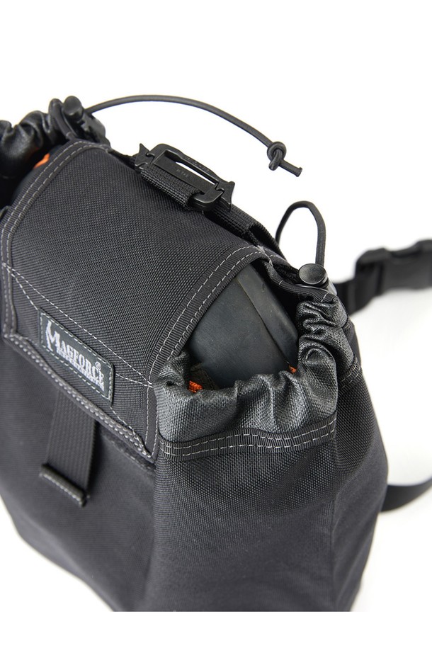 폴딩 메가 덤프 파우치 - 블랙은 남성용 가방으로, 미디엄 사이즈의 블랙 컬러 무지 디자인입니다. 나일론 소재로 제작되어 방수 기능을 갖췄으며, 접이식으로 휴대성을 높였습니다. 벨크로 잠금 방식과 MOLLE 시스템 호환, 드레인홀, 힙벨트 부착 가능 등 다양한 특징을 갖춰 하이킹, 피싱, 캠핑 등 아웃도어 활동에 적합합니다. 미니멀, 고프코어, 캐주얼 스타일의 캠핑룩, 여행룩, 등산룩에 매치하여 활용할 수 있습니다.
