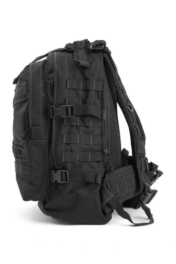 견고한 나일론 소재의 벌쳐2 3Day 백팩 - 블랙은 밀리터리 및 스포티한 스타일을 자랑합니다. 3중 레이어 구조에 방수, 생활 방수 기능을 갖춰 여행, 일상, 하이킹, 백패킹 등 다양한 용도로 활용 가능하며, MOLLE 시스템, 압축 스트랩, 다수 수납공간, 어드민 패널, 하이드레이션 슬리브 등 실용적인 기능들을 제공합니다. 넉넉한 라지 사이즈에 지퍼형 및 벨크로형 잠금 방식, 배낭끈 패딩과 허리벨트를 갖춘 사각형 디자인 백팩입니다.
