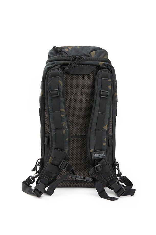 남성용 IMBS 파이오니아 백팩은 블랙 카모 패턴의 나일론 소재로 제작되었으며, 18L 미디엄 사이즈의 사각 형태를 갖췄습니다. 방수 기능과 사이즈 조절 기능이 있으며, MOLLE 시스템, 모듈형 디자인, 패널 오픈 기능, 메쉬 포켓, 다중 수납공간을 제공합니다. YKK 지퍼와 테플론 코팅, 군사 규격 하드웨어를 사용하여 내구성을 높였으며, 일상, 여행, 하이킹, 아웃도어 활동에 적합합니다.
