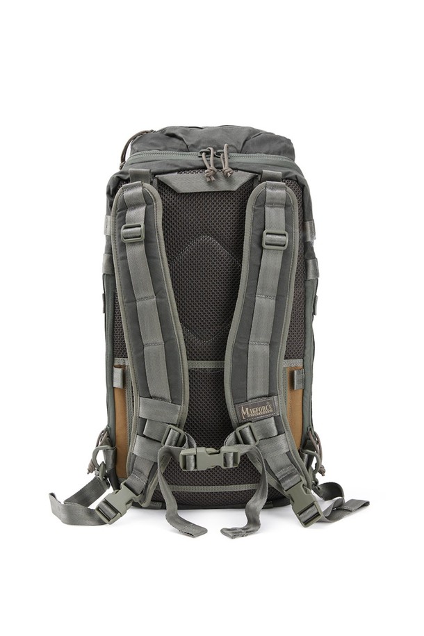 IMBS 파이오니아 백팩 - 왁스 블랙 색상으로, 일상, 하이킹, 여행 등 다양한 용도에 적합합니다. 방수 기능과 넉넉한 수납공간을 갖춘 이 남성용 미디엄 사이즈 백팩은 나일론 소재로 제작되었으며, 사각 형태에 버클형 디자인 장식이 돋보입니다. 지퍼형, 버클형, 벨크로형 잠금방식과 교체식 모듈 시스템, 패널 오픈형, 물주머니 수납, 측면 포켓 등 다양한 특징을 제공합니다.
