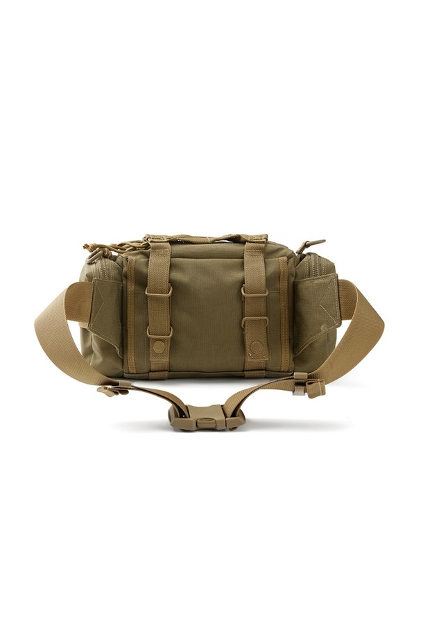 프로테우스 웨이스트백 - 카키는 6L 미디엄 사이즈의 남성용 웨이스트백입니다. 카키, 블랙, 폴리지, 디지털 폴리지 카모 등 다양한 색상으로 출시되었으며, 1050D 발리스틱 나일론 원단과 방수 코팅으로 제작되어 튼튼하고 기능적인 내구성을 자랑합니다. MOLLE 시스템, 태블릿 수납 공간, 다용도 포켓, 탈부착 가능한 숄더 스트랩을 갖춰 여행룩, 캠핑룩과 같은 아웃도어 활동은 물론, 캐주얼, 고프코어, 워크웨어 스타일에도 잘 어울립니다. 군용 사양 YKK 지퍼와 버클 디자인, 사각 모양으로 밀리터리, 일상 등 다양한 용도로 활용 가능하며, 경량 설계로 편안한 착용감을 제공합니다.
