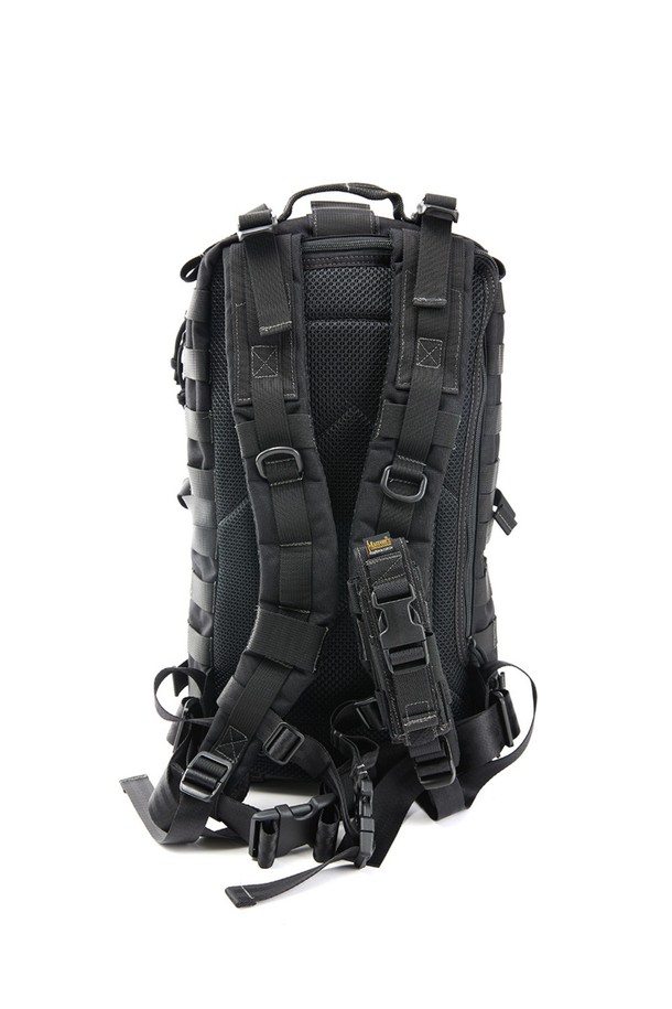 제트 플래시라이트 파우치 - 블랙은 남성용 파우치로, 여행, 휴가, 캠핑룩에 잘 어울리는 미니멀, 클래식, 고프코어 스타일의 제품입니다. 1050 데니어 발리스틱 나일론 외부와 420 데니어 발리스틱 나일론 내부를 사용하여 내구성을 높였습니다. YKK 10RC 라켓 코일 지퍼와 두라플렉스 로우 사운드 스텔스 버클, 부식 방지 처리된 버튼 및 벨크로 몰리타이 부착 시스템을 갖춰 기능성을 더했습니다. 방수 기능과 몰리 시스템을 활용한 모듈화, 다양한 장비와의 호환성을 제공하며, 버클형 및 지퍼형 잠금 방식으로 안전하게 소지품을 보관할 수 있습니다. 사냥, 낚시, 촬영 등 다양한 용도로 활용 가능합니다.
