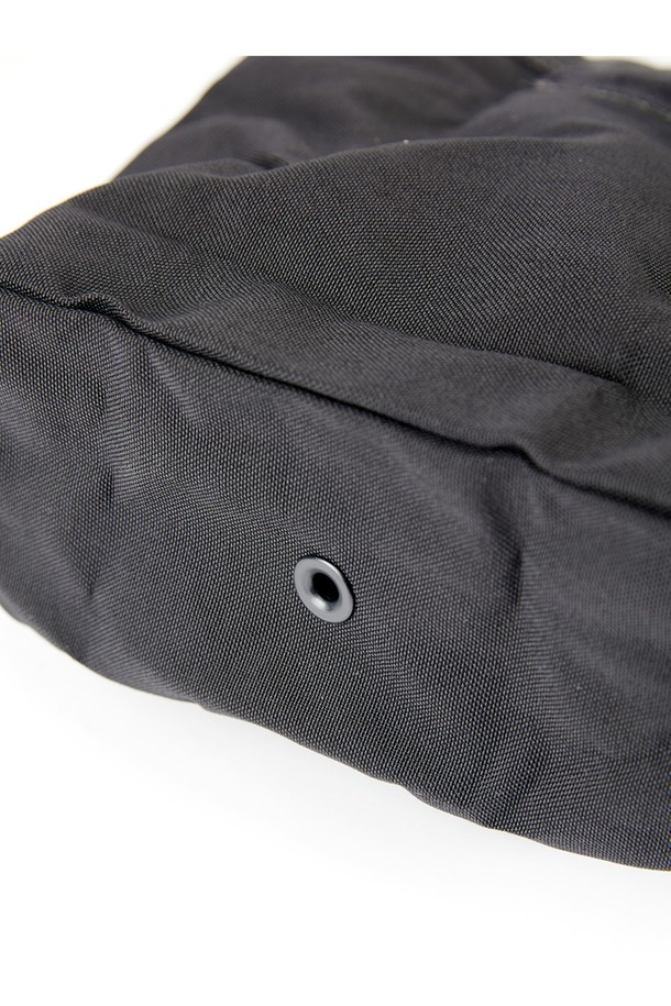 폴딩 메가 덤프 파우치 - 블랙은 남성용 가방으로, 미디엄 사이즈의 블랙 컬러 무지 디자인입니다. 나일론 소재로 제작되어 방수 기능을 갖췄으며, 접이식으로 휴대성을 높였습니다. 벨크로 잠금 방식과 MOLLE 시스템 호환, 드레인홀, 힙벨트 부착 가능 등 다양한 특징을 갖춰 하이킹, 피싱, 캠핑 등 아웃도어 활동에 적합합니다. 미니멀, 고프코어, 캐주얼 스타일의 캠핑룩, 여행룩, 등산룩에 매치하여 활용할 수 있습니다.
