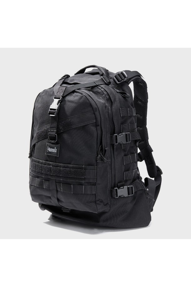 견고한 나일론 소재의 벌쳐2 3Day 백팩 - 블랙은 밀리터리 및 스포티한 스타일을 자랑합니다. 3중 레이어 구조에 방수, 생활 방수 기능을 갖춰 여행, 일상, 하이킹, 백패킹 등 다양한 용도로 활용 가능하며, MOLLE 시스템, 압축 스트랩, 다수 수납공간, 어드민 패널, 하이드레이션 슬리브 등 실용적인 기능들을 제공합니다. 넉넉한 라지 사이즈에 지퍼형 및 벨크로형 잠금 방식, 배낭끈 패딩과 허리벨트를 갖춘 사각형 디자인 백팩입니다.
