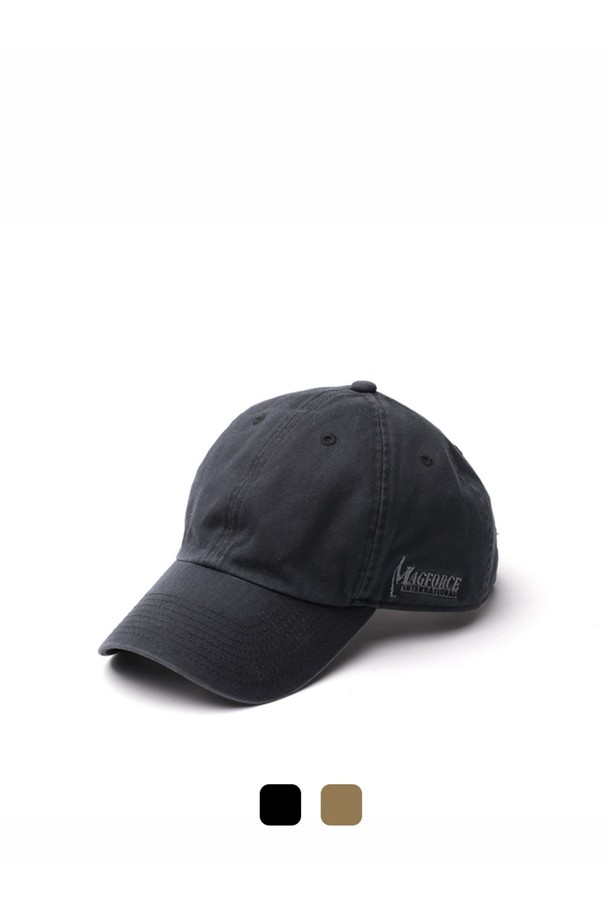 면과 폴리에스터 혼방 소재로 제작된 러기드 캡은 부드러운 촉감과 함께 사계절 내내 착용하기 좋습니다. 카키와 블랙 색상으로 제공되며, 6패널 구조와 로고 자수 디자인으로 포인트를 더했습니다. 후면 스트랩으로 사이즈 조절이 가능하여 남녀 공용으로 일상 및 가벼운 활동 시 편안하게 착용할 수 있는 베이직한 디자인의 볼캡입니다.
